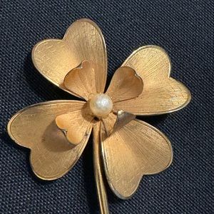 Gold tone Vintage Flower Brooch Pin